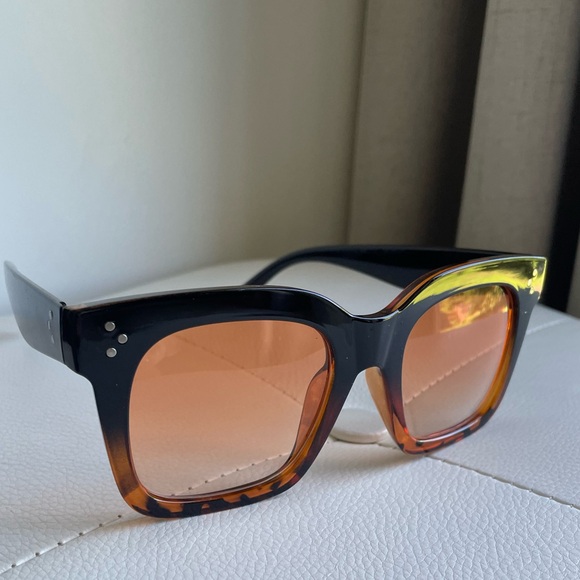 🎉Back in Stock!! Celine-Style Tortoise Sunnies - Picture 4 of 5